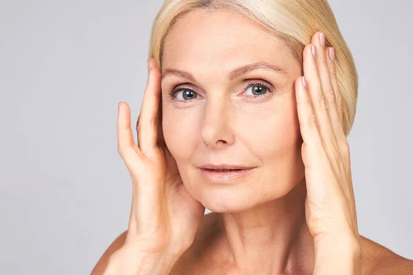 Retrato Cerca Hermosa Atractiva Linda Alegre Dama Edad Avanzada Pelo —  Fotos de Stock