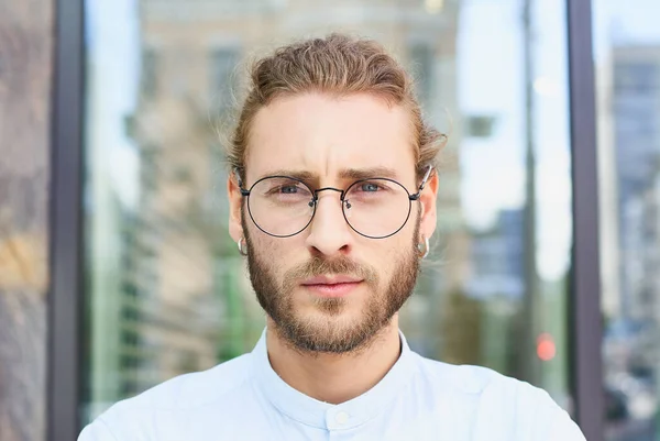 Retrato Jovem Bonito Com Cabelos Longos Uma Camisa Negócios Azul — Fotografia de Stock