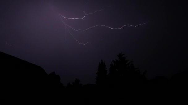 Lightning flitser tijdens een onweersbui nachts — Stockvideo