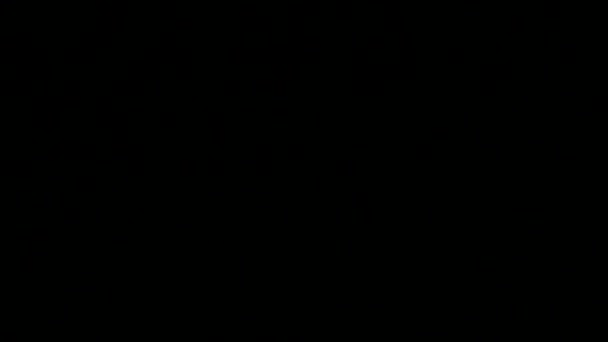 Silhouette d'un arbre et d'un village lors d'un orage nocturne 