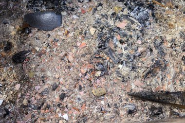 Kömürlü bir barbeküden gelen soğuk odun külü.