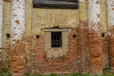 Dini amaçlarla inşa edilmiş eski mimari yapı pencereli duvar manzarası