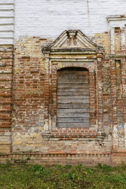 Dini amaçlarla inşa edilmiş eski mimari yapı pencereli duvar manzarası
