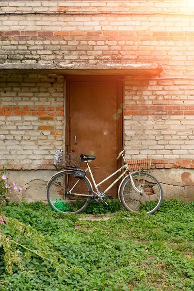กรยานส าหร ใหญ ทางเข าของอาคารอพาร ทเม อาศ ยหลายช — ภาพถ่ายสต็อก