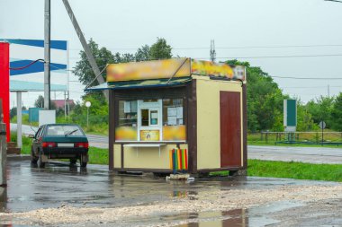 Caddedeki alışveriş köşkünde.