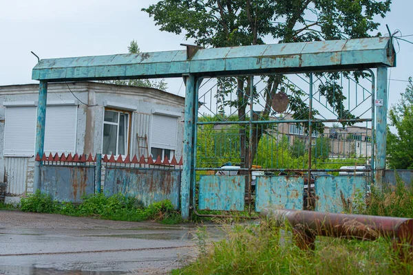 Старые Раздвижные Железные Ворота Заводе — стоковое фото