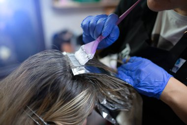 Güzellik salonunda saç renklendirme, renklendirme ve tonlama