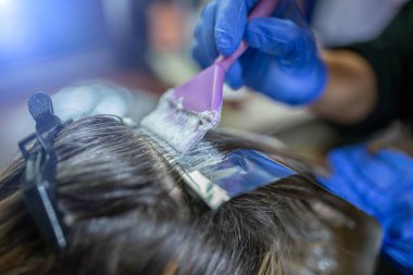 Güzellik salonunda saç renklendirme, renklendirme ve tonlama