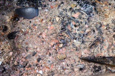 Kömürlü bir barbeküden gelen soğuk odun külü.