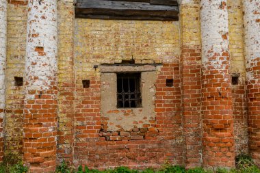 Dini amaçlarla inşa edilmiş eski mimari yapı pencereli duvar manzarası