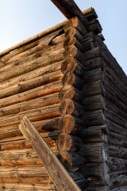 Sonbaharda köyde ahşap çöken ahır