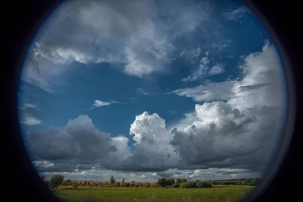 구름과 나무로 둘러싸인 여름의 — 스톡 사진