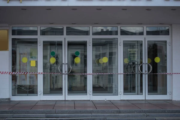 Verzegelde Ingang Van Het Gebouw Door Politie Verband Met Brand Rechtenvrije Stockfoto's