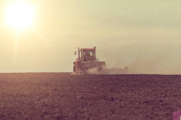 Landbouwmachines Die Het Najaar Het Veld Werken Stockfoto