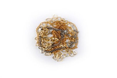 Altın ve gümüş zincirler birbirine dolanmış