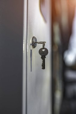 Kapı kilidine sıkışmış küçük bir demir anahtar.