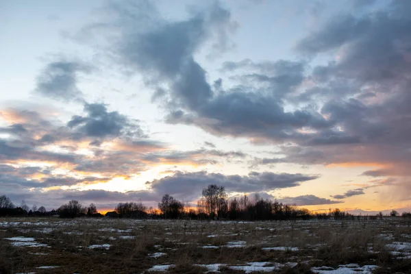 黄昏的时候 黄昏的田野上空笼罩着乌云 — 图库照片