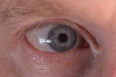 Üst ve alt kirpikli insan gözü.