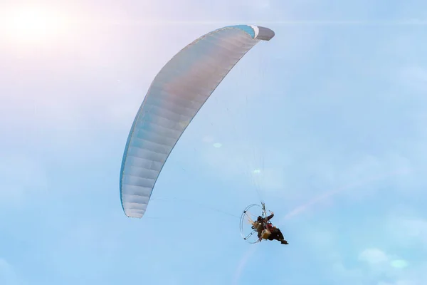 Flerfärgad Paraglider Med Motor Högt Upp Himlen Overhead — Stockfoto