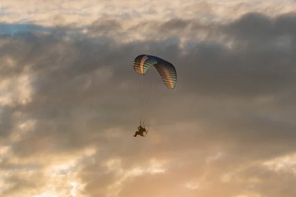 Parapendio Multicolore Con Motore Alto Nel Cielo — Foto Stock