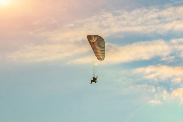 Parapendio Multicolore Con Motore Alto Nel Cielo — Foto Stock