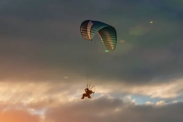 Parapendio Multicolore Con Motore Alto Nel Cielo — Foto Stock