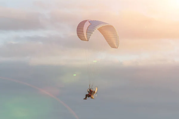 Parapente Multi Colorido Com Motor Alto Céu Sobrecarga — Fotografia de Stock