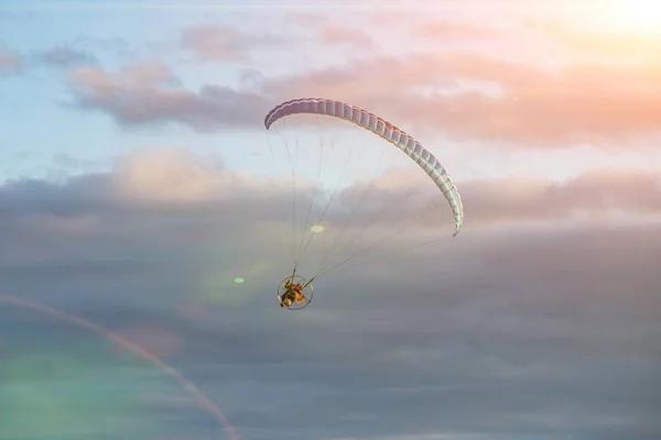 Parapendio Multicolore Con Motore Alto Nel Cielo — Foto Stock