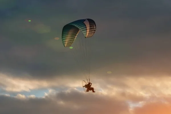 Parapente Multi Colorido Com Motor Alto Céu Sobrecarga — Fotografia de Stock