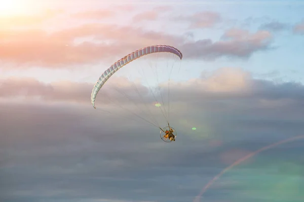 çok renkli bir paraglider, gökyüzünde bir motoru var.