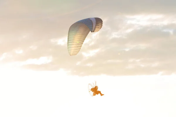 Meerkleurige Paraglider Met Een Motor Hoog Lucht — Stockfoto