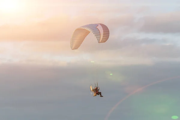 Çok Renkli Bir Paraglider Gökyüzünde Bir Motoru Var — Stok fotoğraf