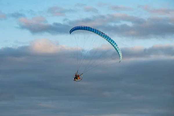 Wielokolorowy Paralotnia Silnikiem Wysoko Niebie Nad Głową — Zdjęcie stockowe