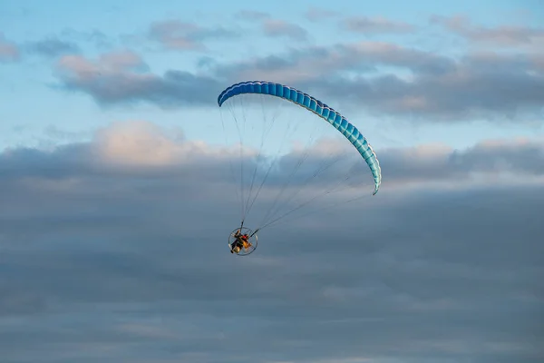 Parapendio Multicolore Con Motore Alto Nel Cielo — Foto Stock