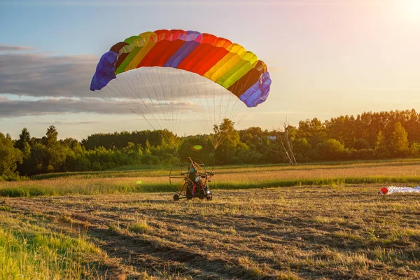 Parapendio Con Una Moto Decolla Terra — Foto Stock