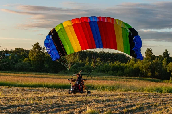 Parapendio Con Una Moto Decolla Terra — Foto Stock