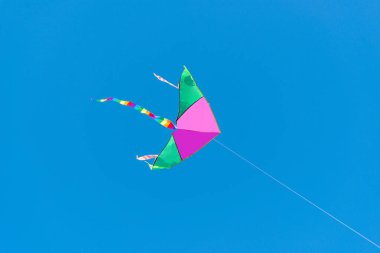 Mavi gökyüzünde çok renkli güzel bir uçurtma