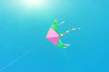 Mavi gökyüzünde çok renkli güzel bir uçurtma