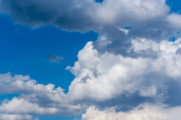 白い積雲が頭上に広がる青い空 — ストック写真