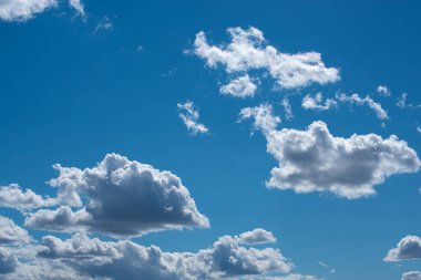 Yazın başında mavi gökyüzünde beyaz kümülüs bulutları