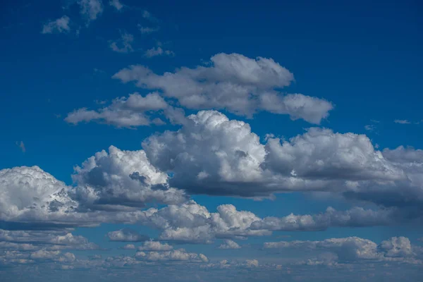 Yazın Başında Mavi Gökyüzünde Beyaz Kümülüs Bulutları — Stok fotoğraf