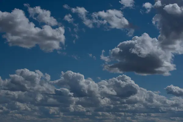 Nuages Cumulus Blancs Dans Ciel Bleu Début Été — Photo