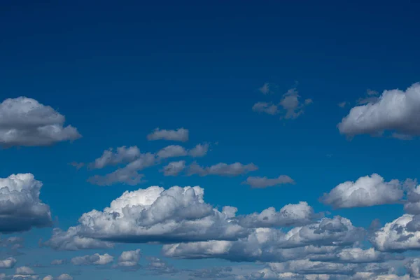 Nuages Cumulus Blancs Dans Ciel Bleu Début Été — Photo