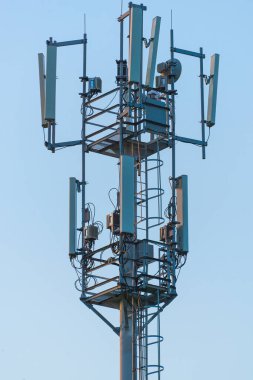 Gökyüzünün arka planında 5G baz istasyonu var.