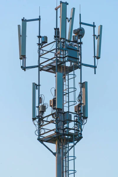Torre Cellulare Sullo Sfondo Del Cielo Nel Campo — Foto Stock