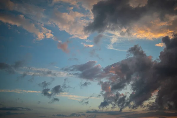 Eine Dunkle Gewitterwolke Auf Dem Hintergrund Des Sonnenuntergangs Vor Dem — Stockfoto