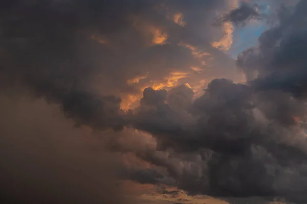 Uma Nuvem Escura Fundo Pôr Sol Antes Tempestade — Fotografia de Stock