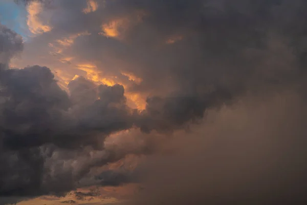 Uma Nuvem Escura Fundo Pôr Sol Antes Tempestade — Fotografia de Stock