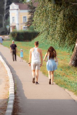 Bir yaz günü parkın yolunda yürüyen bir çift aşık.