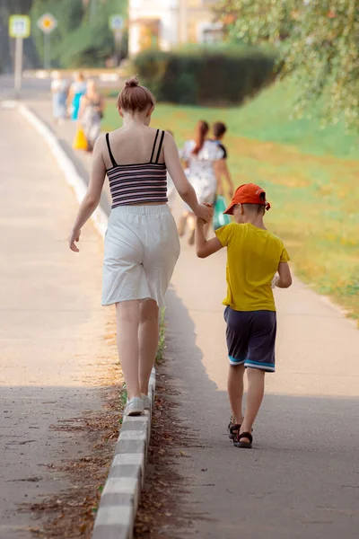 Mam Zoon Lopen Zomers Met Hand Stoep Het Park Stockafbeelding